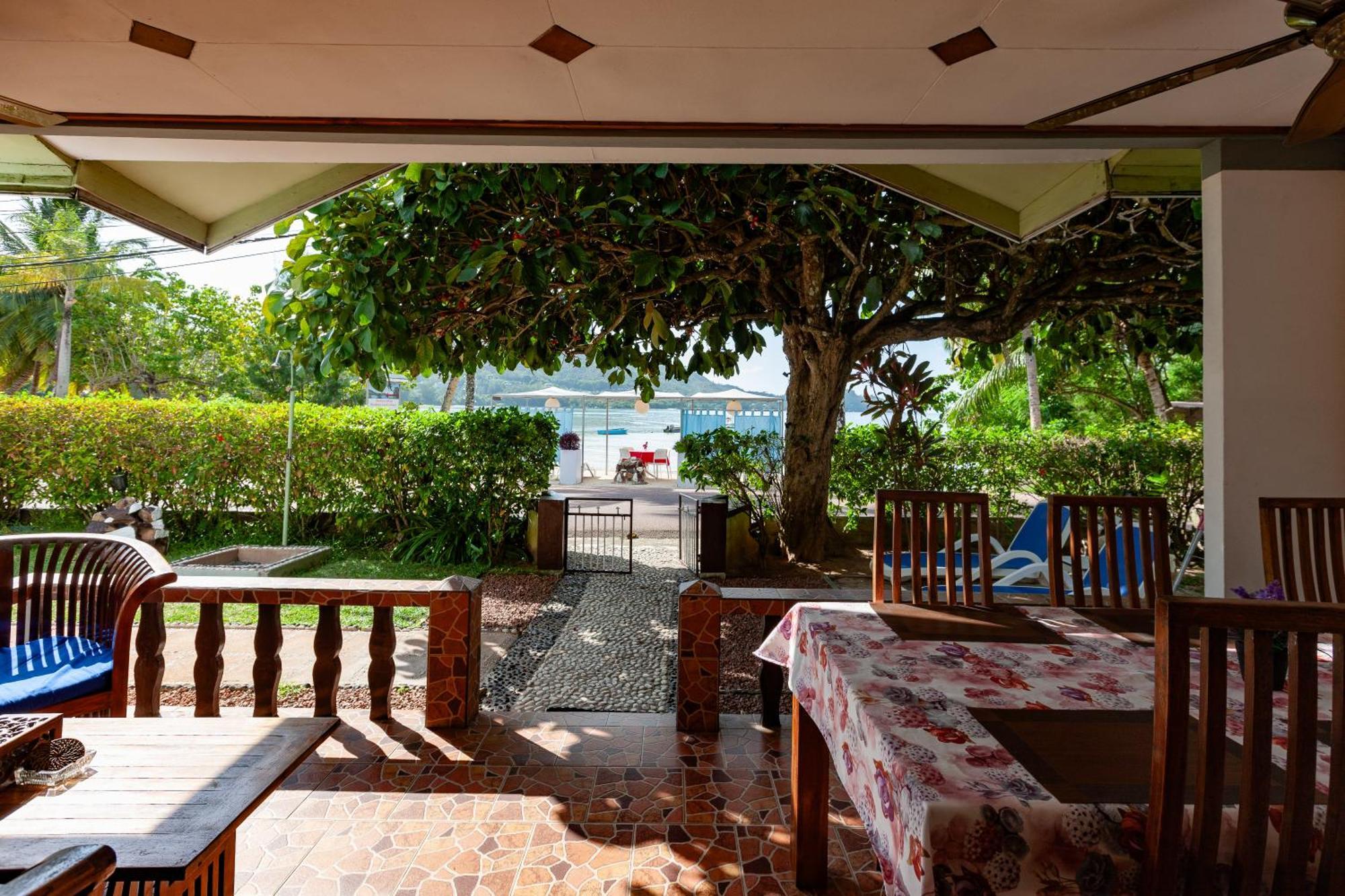 Sea View Lodge Baie Sainte Anne Exterior photo